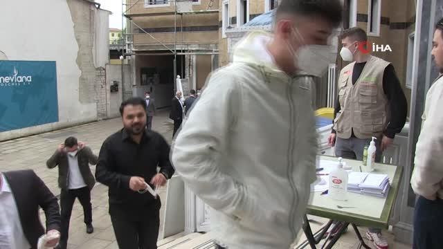 - Almanya'da Müslümanlar bayram namazı için camilere akın etti- Berlin'de bayram namazı Covid-19 gölgesinde kılındı