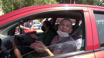 ANTALYA DENETİM YAPAN POLİSE, VATANDAŞTAN BAYRAM ÇİKOLATASI