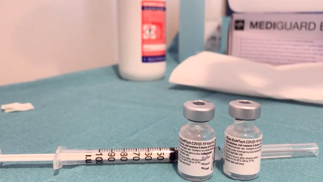 Combinar vacunas de Pfizer y AstraZeneca produce más reacciones adversas