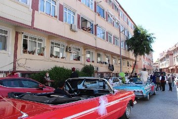 İSTANBUL FATİH SOKAKLARINDA KLASİK OTOMOBİLLERLE BAYRAM COŞKUSU