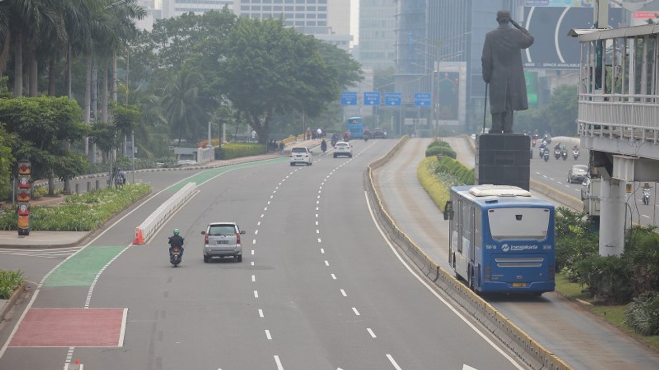 Suasana Jalan Protokol Jakarta Lenggang saat Ha...
