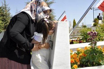 Bayramın ilk gününde şehitlikte duygu dolu anlar yaşandı