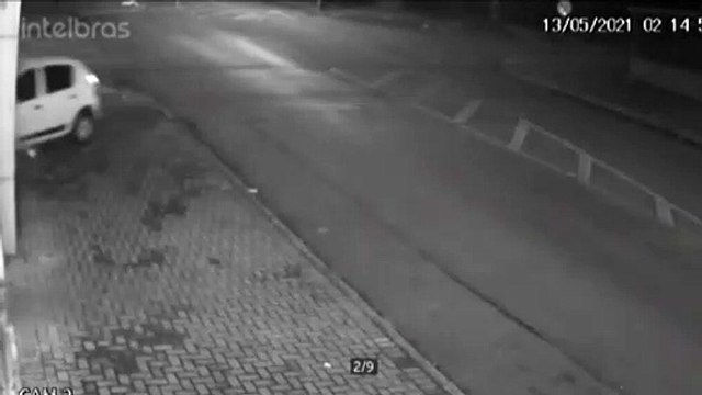 Câmera flagra carro invadindo imóvel no Bairro Neva, na madrugada