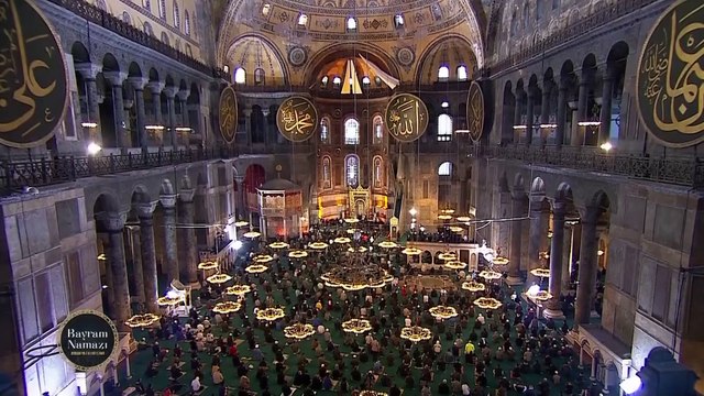 Muçulmanos terminam o Ramadão e celebram o Eid-ul-Fitr