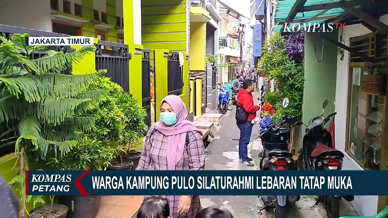 Deretan Warga Melakukan Silaturahmi Saat Hari Raya Idulfitri