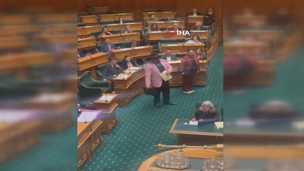 Maorili vekil haka dansı yaptı, parlamento toplantısından atıldı