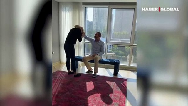 Petek Dinçöz eşinin elini öptü, bayram harçlığı aldı