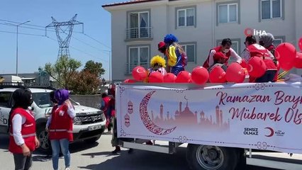 Kısıtlamada boş kalan sokakları işte böyle bayram havasına çevirdiler