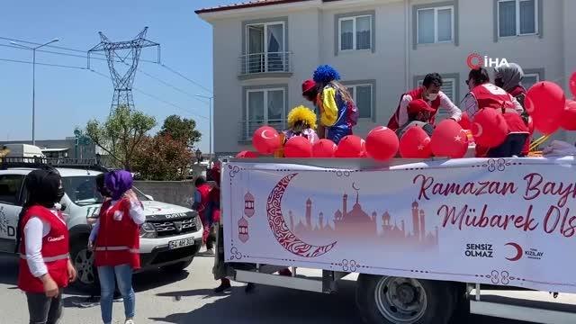 Kısıtlamada boş kalan sokakları işte böyle bayram havasına çevirdiler