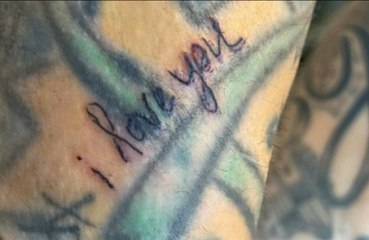 Kourtney Kardashian ataca de tatuadora e eterniza declaração no braço do namorado