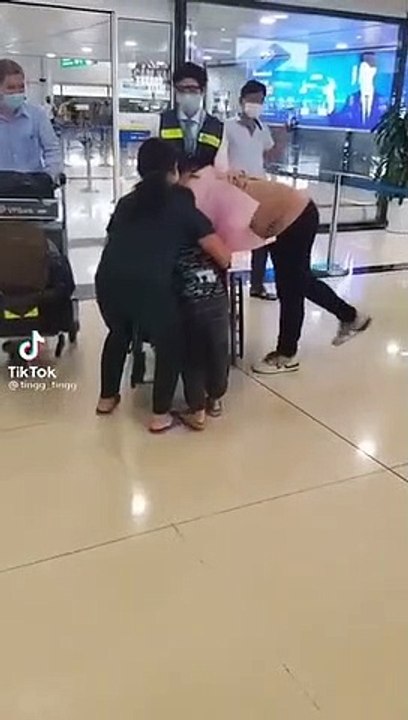 Con xuất khẩu lao động gặp nạn, oà khóc khi về tới sân bay được mẹ ra đón