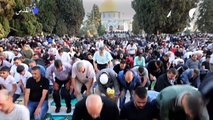 الفلسطينيون يؤدون صلاة العيد في القدس رافعين صور قادة حماس
