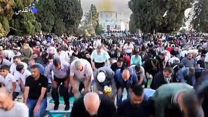 الفلسطينيون يؤدون صلاة العيد في القدس رافعين صور قادة حماس