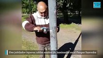 Dos jubilados taparon cables sueltos de luminarias en el Parque Saavedra