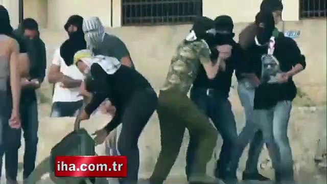Filistinli gençlerden İsrail askerlerine taşlı saldırı