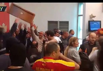 Makedonya'da meclisi basan protestocular milletvekillerini rehin aldı