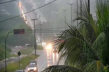 Deslizamento de barreira na Avenida Epitácio Pessoa