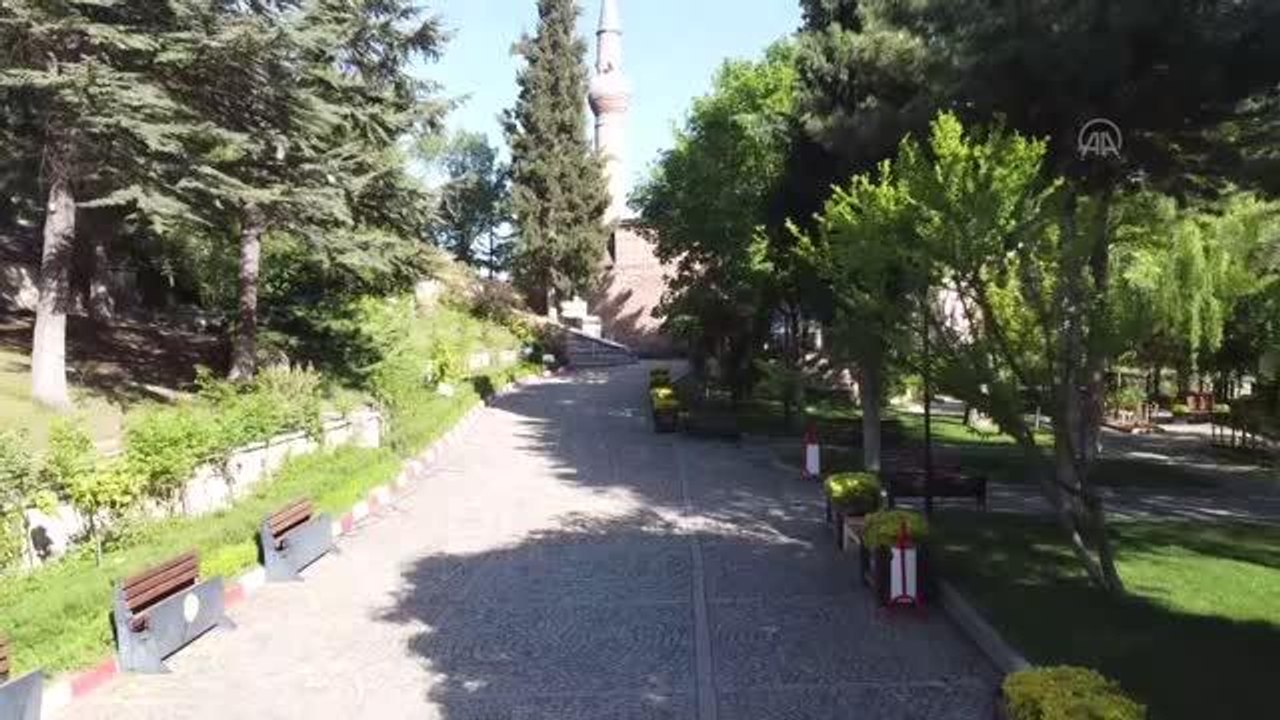 Bilecik'in simgesi "yıkık minareler" sessiz kalan kentte etkileyici manzaralar oluşturdu