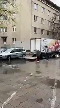 Il aide une grand-mère à regagner sa voiture avec son camion