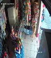 Mujer hurta una bolsa de snack en la tienda de barrio donde compra habitualmente