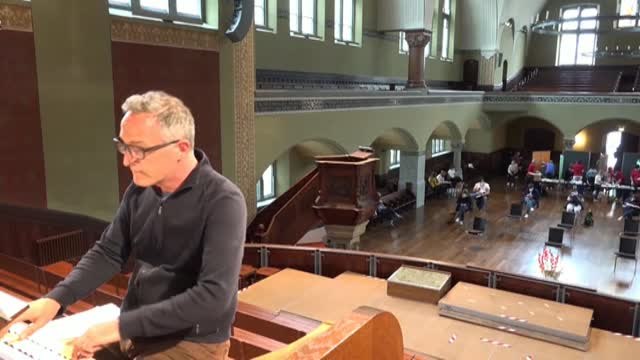 Vacunación celestial en iglesias suizas