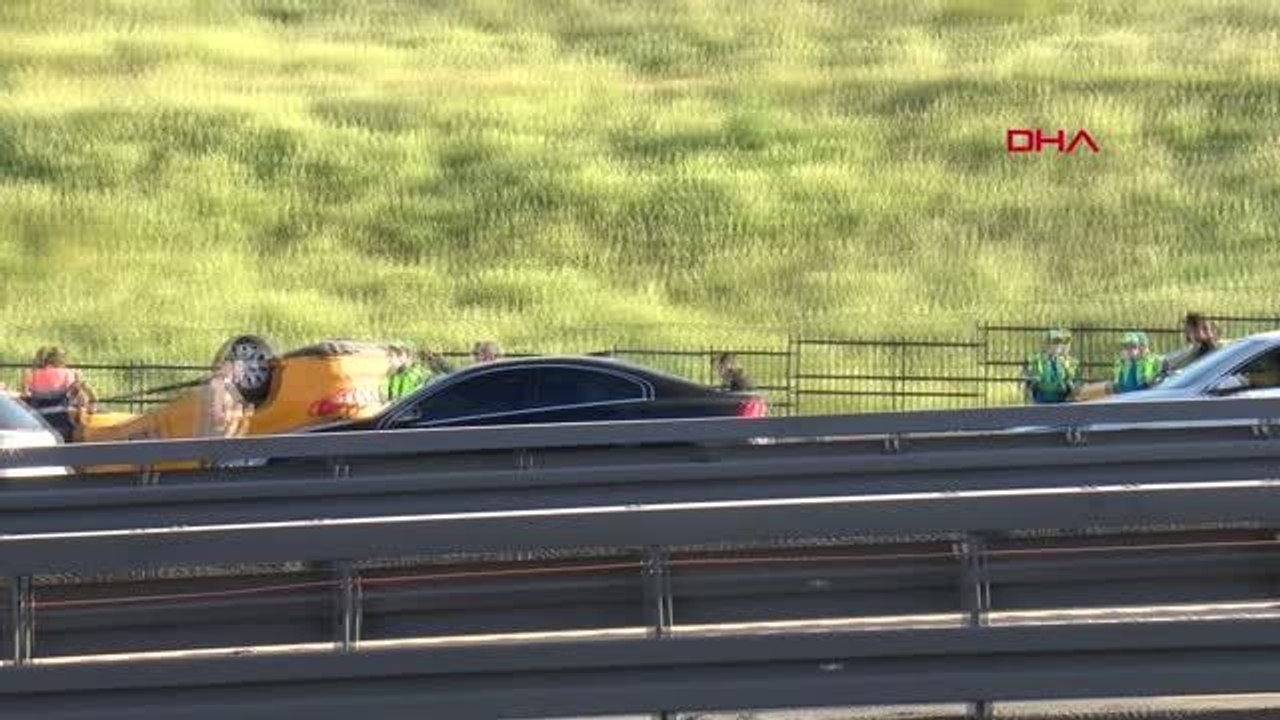 KÜÇÜKÇEKMECE D100'DE ZİNCİRLEME KAZA; TAKLA ATAN TAKSİNİN ŞOFÖRÜ YARALANDI