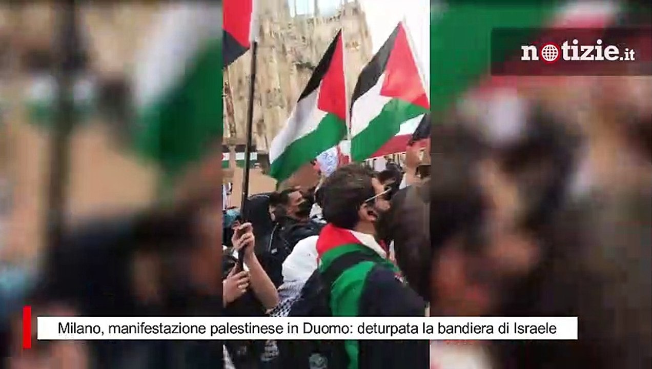 Milano, manifestazione palestinese in Duomo: maxi assembramento e bandiera di Israele vandalizzata