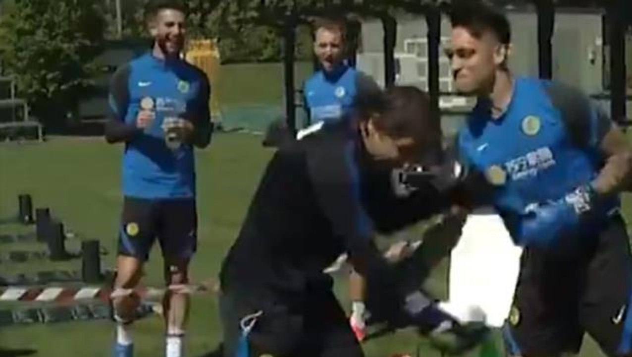 Inter'de teknik direktör Conte ile golcü futbolcu Martinez, boks maçında kozlarını paylaştı
