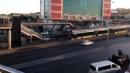 Avcılar istikametinde ilerleyen bir metrobüs rehin alındı