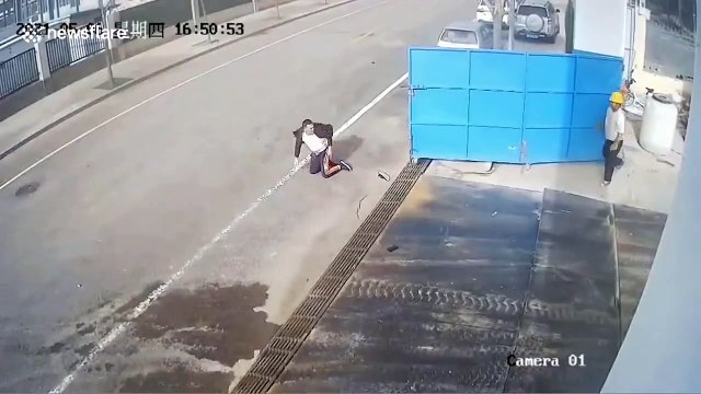 Ce piéton se prend un portail en pleine face... merci le vent