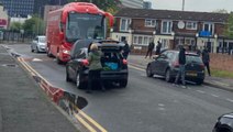 Manchester United taraftarları, Liverpool takım otobüsünün önünü kesti