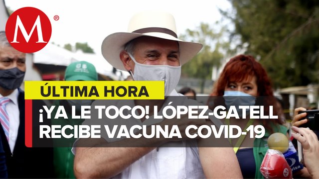 Hugo López-Gatell, subsecretario de Salud, se vacuna contra el covid-19