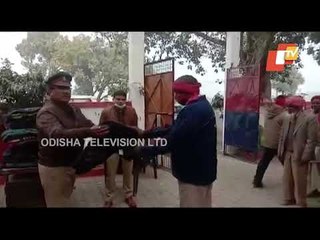 Police Distribute Blankets To Poor In Aligarh