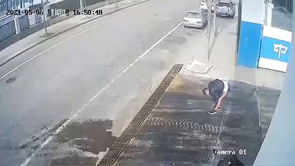 Video: fuerte viento le juega una mala pasada a un hombre asiático