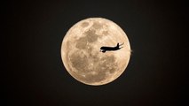 This Qantas Supermoon 'Flight to Nowhere' Sold Out in Under 3 Minutes
