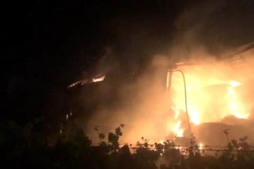 Manisa'da besi çiftliğinin saman deposu alevlere teslim oldu