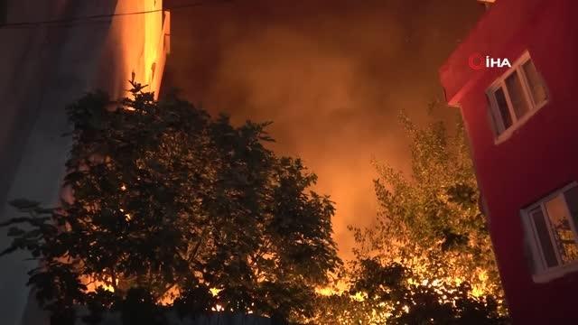 Adana'da ahşap müstakil ev alev alev yandı