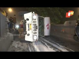 Download Video: Milk Van Overturns In Mumbai, Driver Injured