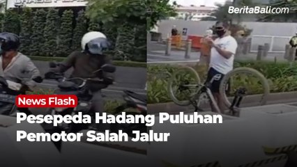 Pesepeda Bernyali Hadang Puluhan Pemotor Salah Jalur