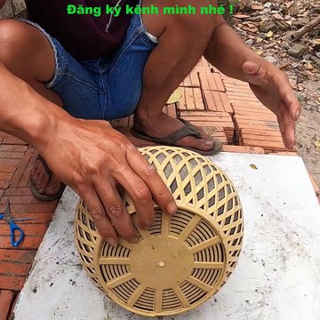 Create beautiful flower pots from plastic baskets. An idea made from cement