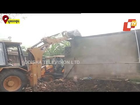 Lingaral Beautification Project-BMC Undertakes Eviction Drive Near Temple
