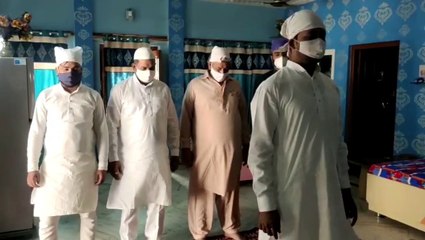 घरों में मास्क पहनकर हुई ईद की नमाज, मोबाइल पर मुबारकबाद