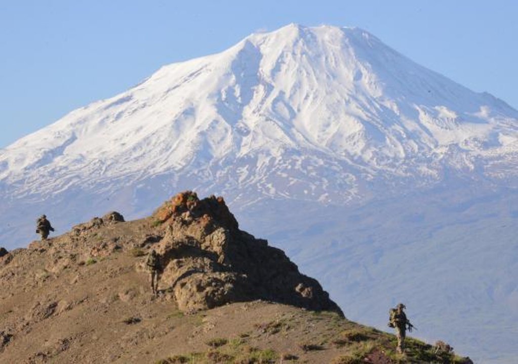 'HUDUT KARTALLARI', BAYRAMDA ELLER TETİKTE SINIR NÖBETİNDE