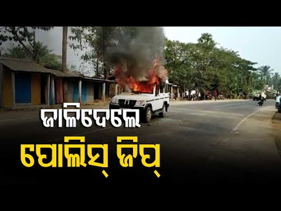 Fire Engulfs A Jeep In The Middle Of The Road In Bhadrak
