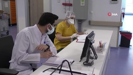 Koronaya yakalanan ikizler annesine kavuştu