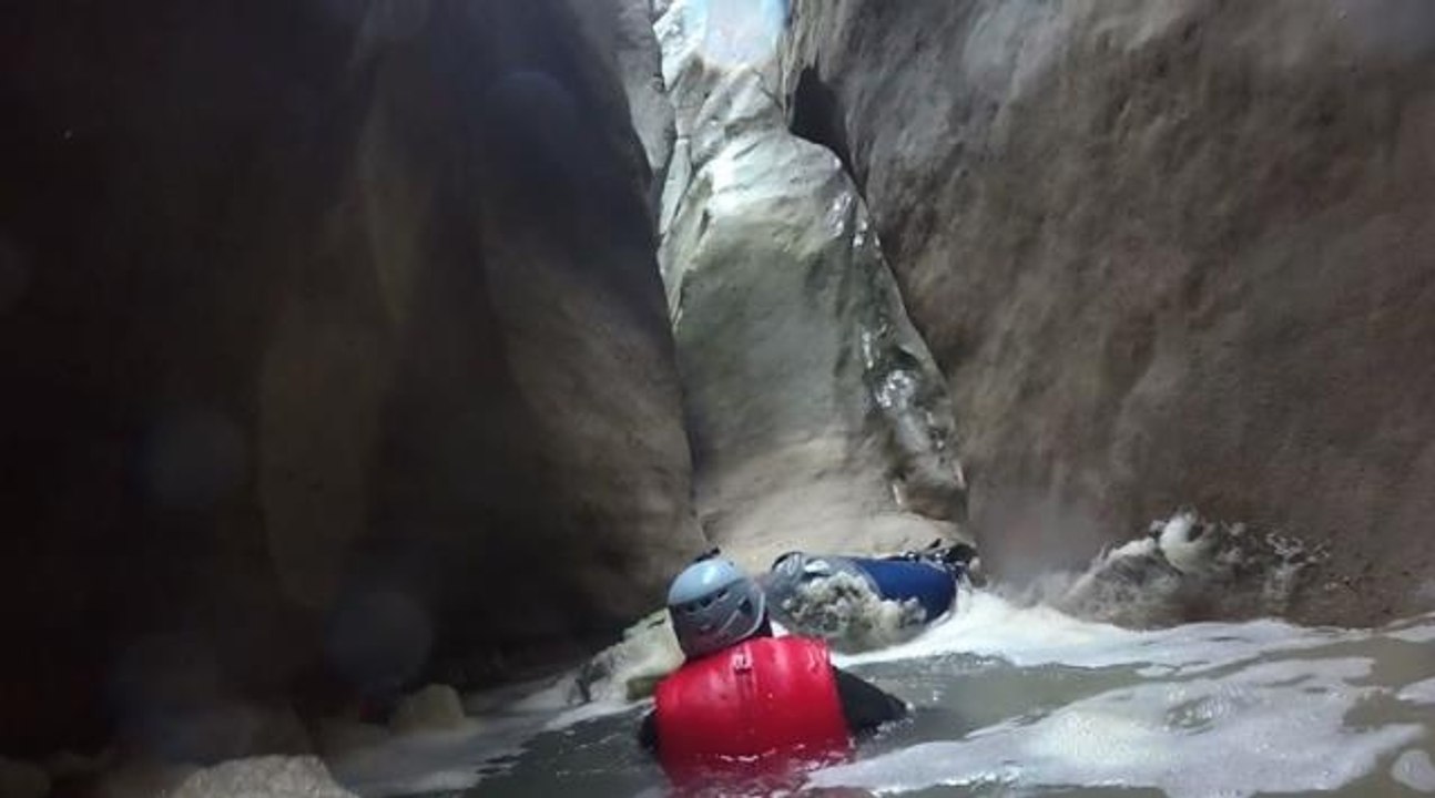 Son dakika haber... Dünyanın en derin ikinci kanyonunu yüzerek geçtiler.. O anlar kameralara saniye saniye yansıdı