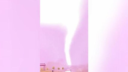 Suudi Arabistan'da dağa düşen yıldırım dev kayalığı parçaladı