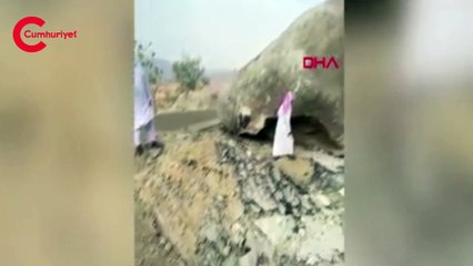 Yıldırımın şiddeti, dağdaki dev kayaları parçaladı