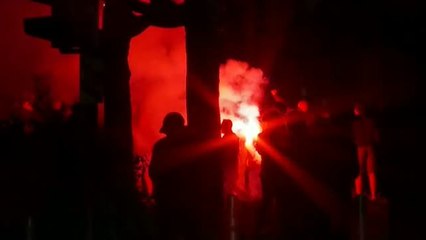 Aficionados del Borusia Dortmund celebran, sin distancia, su quinto título