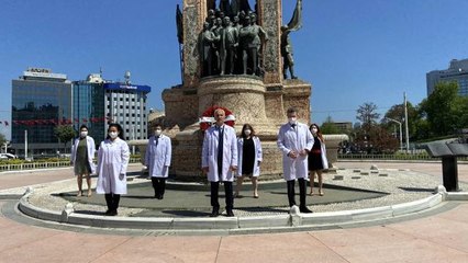 İstanbul Eczacı Odası Cumhuriyet Anıtı'na çelenk bıraktı